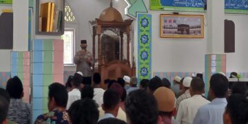 Inspiratif! Kapolsek Ini Lakukan Aksi Jumat Keliling Jelaskan Efek Positif Vaksinasi 8 Inspiratif! Kapolsek Ini Lakukan Aksi Jumat Keliling Jelaskan Efek Positif Vaksinasi