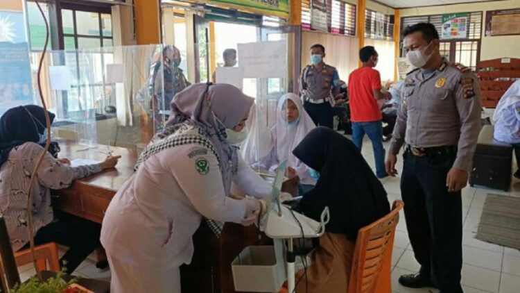 Polsek Sungai Limau Gelar Vaksin Presisi untuk Pelajar di Padang Pariaman 1 Kapolsek Sungai Limau AKP Nasirwan langsung mengawal gerai vaksin presisi.