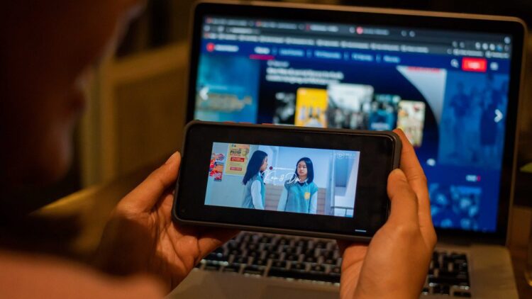 MAXStream Telkomsel mempersembahkan film Kau dan Dia.