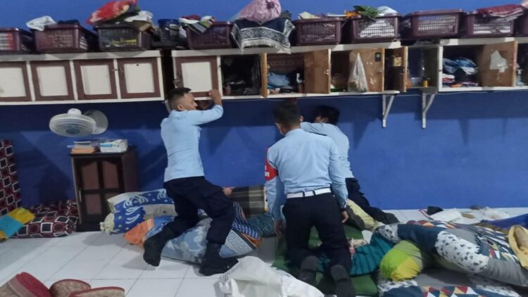 Pemeriksaan rutin yang dilakukan petugas Lapas Muaro Padang.