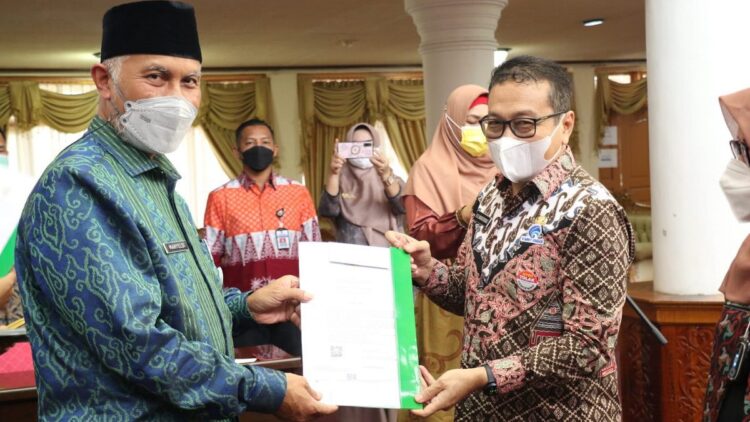 Gubernur Mahyeldi Serahkan SK Kenaikan Pangkat PNS 1 Gubermur Mahyeldi serahkan SK yang diterima oleh Kadis Diskominfotik, Jasman Rizal.