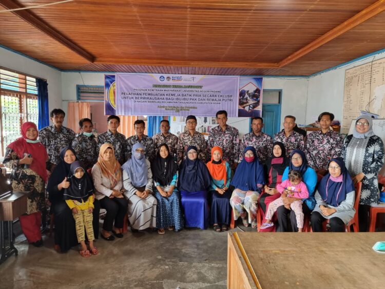 Mantap! Dosen UNP Ajarkan Pembuatan Kemeja Batik Eksklusif pada Warga Maninjau, Agam 1 Foto bersama Wali Nagari Maninjau Alfian dengan dosen pembimbing pelatihan dari UNP usai pelatihan tata busana di Kantor Wali Nagari Maninjau, Minggu (5/9) sekaligus peragaan hasil karya peserta.