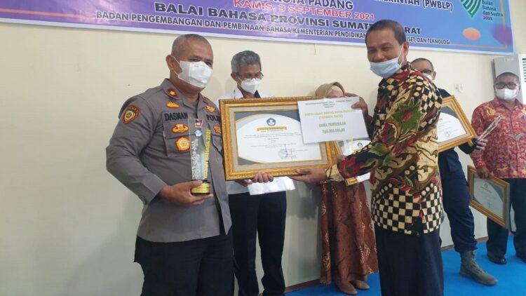 Polresta Padang dapat penghargaan dari Balai Bahasa Sumbar.