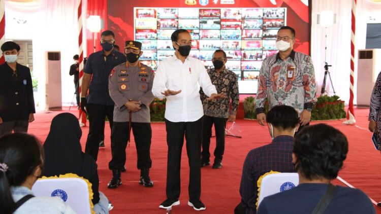 Presiden kunjungi vaksinasi daring se-Indonesia.