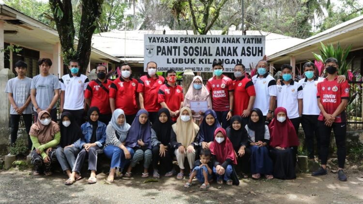 Semen Padang FC serahkan bantuan untuk panti asuhan.