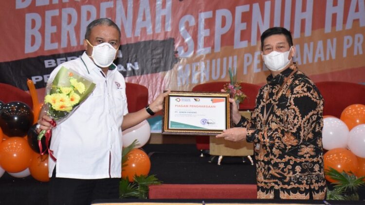 Keren! PT Semen Padang Raih Penghargaan Pelanggan Terbaik dari Baristand Industri Padang 1 Kepala Departemen Komunikasi & Hukum Perusahaan PT Semen Padang Oktoweri (kiri) ketika menerima penghargaan dari Kepala Baristand Padang Arhamsyah (kanan), Selasa (31/8/2021).