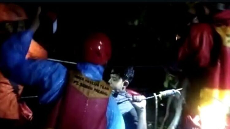 Aksi TRC Semen Padang menyelamatkan orang terkurung arus sungai di kawasan Tarantang, Kecamatan Lubuk Kilangan, Kota Padang.