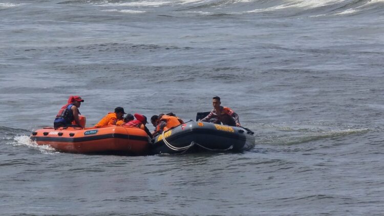 Tim gabungan saat mengevakuasi korban dari laut. (Basarnas)