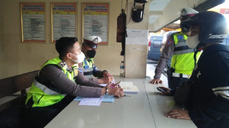 Unit BM Satlantas Polresta Padang melakukan operasi Patuh Singgalang 2021 hari pertama.