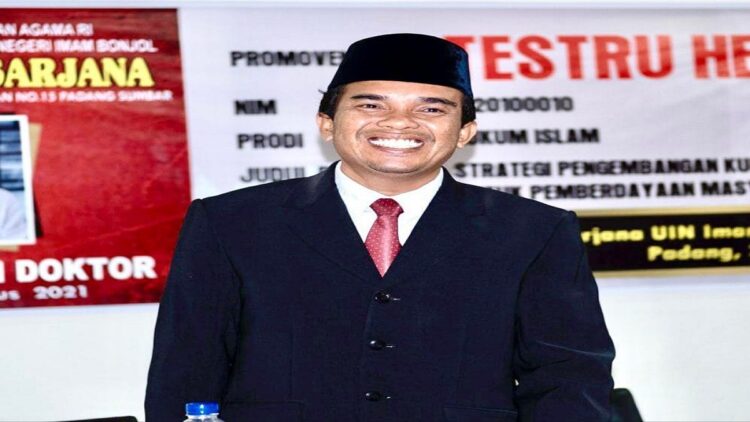 Tamat Program Doktor Kurang dari Tiga Tahun, Nurus Shalihin: Dr Testru Berhasil Pecahkan Mitos 1 Dr.Testru Hendra MAg. (IST)