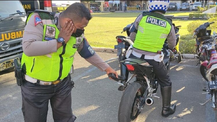 Satlantas Sita 1.000 Knalpot Racing di Padang, Kasat Lantas: Mari Patuh Berlalu Lintas 1 Unit BM Satlantas Polresta Padang menahan sepeda motor yang kedapatan menggunakan knalpot racing.