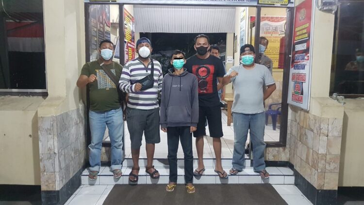 Polisi berhasil menangkap satu dari beberapa orang pelaku begal wanita yang viral di Kota Padang. (IST)