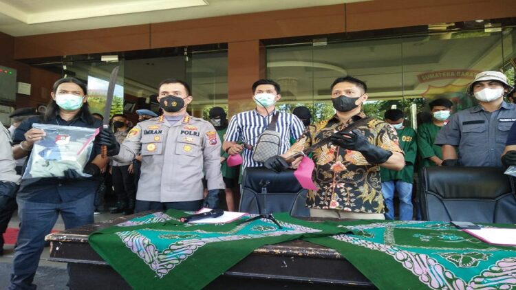 Kapolresta Padang Kombes Pol Imran Amir didampingi oleh Kasat Rerkrim Kompol Rico Fernanda dan anggota Tim Klewang Aipda David Rico Darmawan saat jumpa pers penangkapan pelaku begal viral di Padang. (IST)