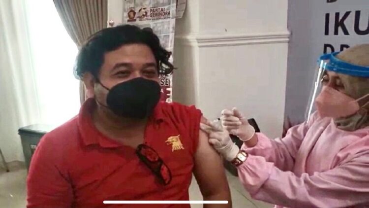 Salah seorang kader Gerindra mengikuti vaksinasi gratis yang digelar Gerindra Sumbar. (IST)