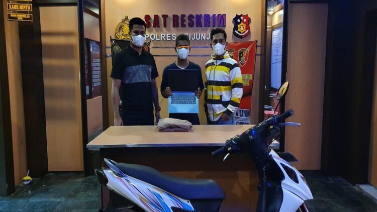 Sedang Kongkow sama Teman, Pencuri Laptop Ini Diringkus Tim Opsnal Polres Sijunjung 1 Tim Opsnal Satreskrim Polres Sijunjung menangkap pelaku pencurian satu unit laptop. (IST)