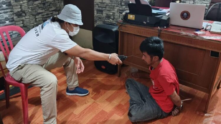 Berpura-pura jadi Pembeli, Tim Klewang Berhasil Tangkap DPO Polres Bukittinggi di Tunggul Hitam 1 Aipda Davit Rico Darmawan, personel Tim Klewang Satresrim Polresta Padang menginterogasi pelaku. (IST)