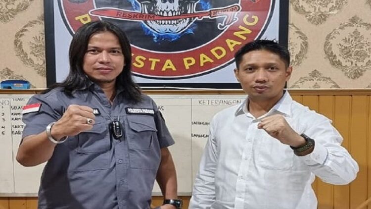 Salah satu personel Tim Klewang Aipda David Rico Darmawan, bersama Kasat Reskrim Polresta Padang Kompol Rico Fernanda melakukan salam komando. (IST)