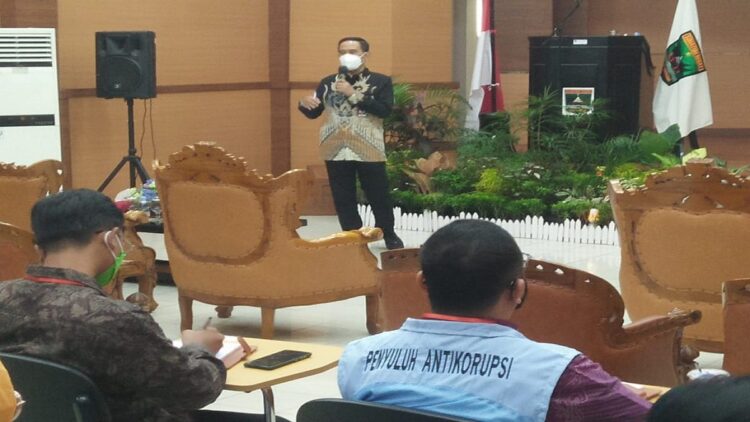 Ayo Laporkan Tindak Pidana Korupsi ke KPK! Kumbul: Identitas Pelapor Dirahasiakan 1 Direktur Pembinaan Peran Serta Masyarakat KPK RI Kumbul Kusdwidjanto Sudjadi memberikan pemaparan saat kegiatan bimtek di Padang. (IST)