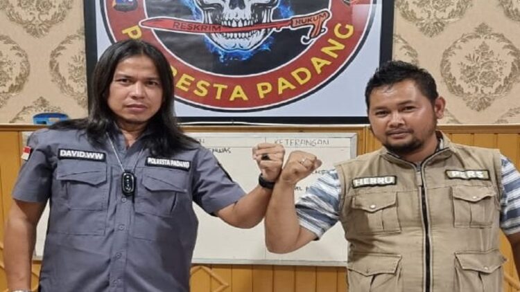 Aipda David Rico Darmawan, "Buser Ganas" Tim Klewang yang Pernah jadi Kuli Angkat di Pasar Bandarbuat 1 Aipda David Rico Darmawan, "Buser Ganas Polresta Padang" salah satu personel Tim Klewang salam komando dengan wartawan radarsumbar.com. (IST)