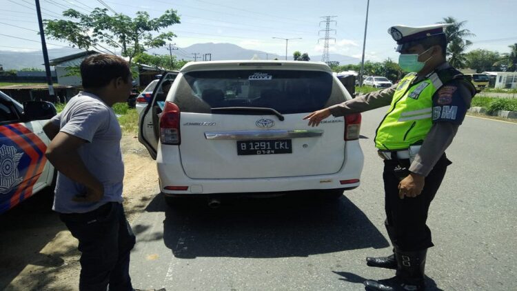 Unit BM Satlantas Polresta Padang merazia kendaraan pribadi yang memakai TNKB tidak sesuai dengan ketentuan yang berlaku. (Heru Irawan-radarsumbar.com)