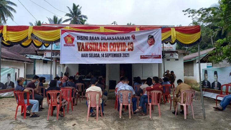 Warga Sijunjung mendatangi posko-posko vaksinasi yang didirikan DPC Gerindra Sijunjung sebagai langkah mempercepat penambahan jumlah warga yang divaksin. (IST)