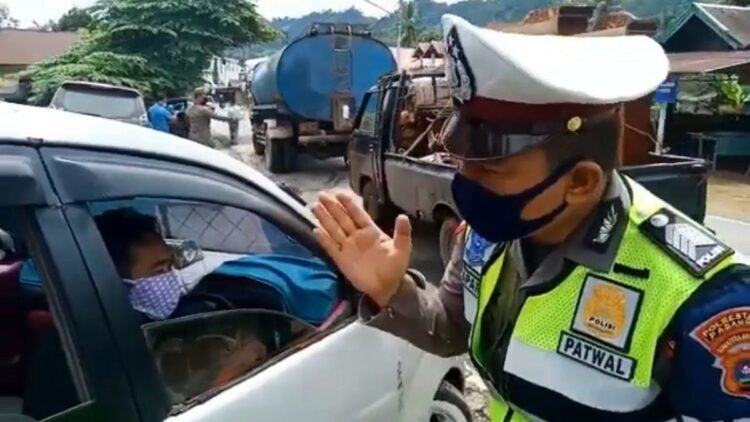 Operasi Patuh Singgalang 2021 di Padang Dimulai Hari Ini, Kasat Lantas: Yang Melanggar Kena Tilang 1 Personel Unit BM Polresta Padang Aipda Saparuddin memberikan penjelaskan kepada masyarakat terkait Operasi Patuh 2021 yang mulai digelar jajaran Polda Sumbar hari ini. (IST)