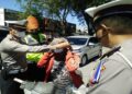 Operasi Patuh Singgalang Hari ke 2 di Padang, Polisi Bagi-bagi Masker dan Bansos untuk Pengendara