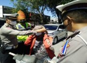 Operasi Patuh Singgalang Hari ke 2 di Padang, Polisi Bagi-bagi Masker dan Bansos untuk Pengendara