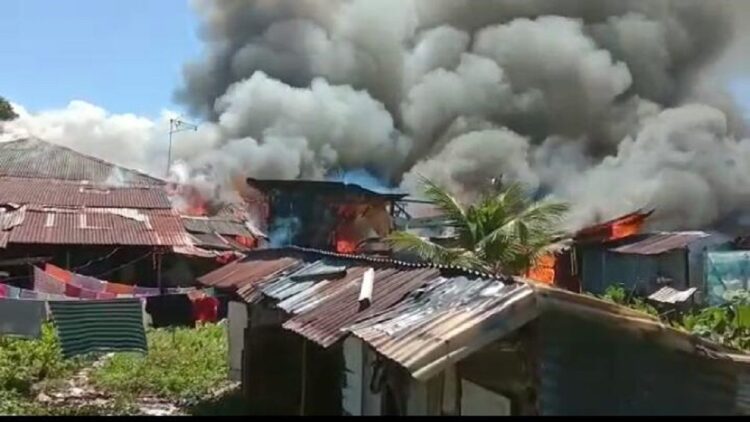 5 Unit Rumah Terbakar di Gang Mandala Kampung Lapai, Penyebab Kebakaran masih Diselidiki 1 Kobaran api mengeluarkan asap hitam pekat saat terjadi kebakaran di Gang Mandala, Kelurahan Kampung Lapai, Kota Padang, Selasa. (IST)