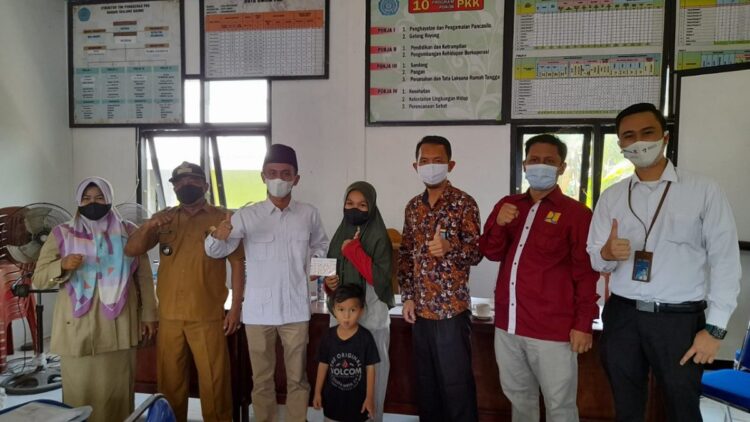 Penyerahan buku tabungan dari BNI kepada penerima bantuan bedah rumah di Dharmasraya yang merupakan aspirasi dari Andre Rosiade. (IST)