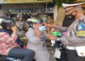 Satlantas Polres Pessel Bagi Masker di Sepanjang Jalan Raya Painan