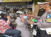 Satlantas Polres Pessel Bagi Masker di Sepanjang Jalan Raya Painan