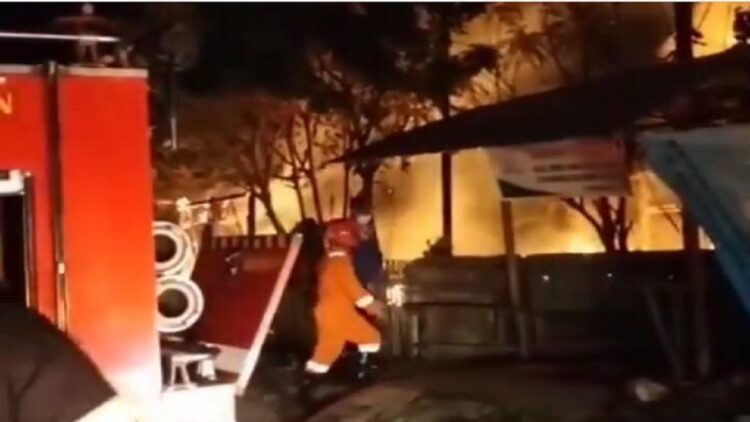 Petugas pemadam kebakaran berupaya memadamkan api. (IST)