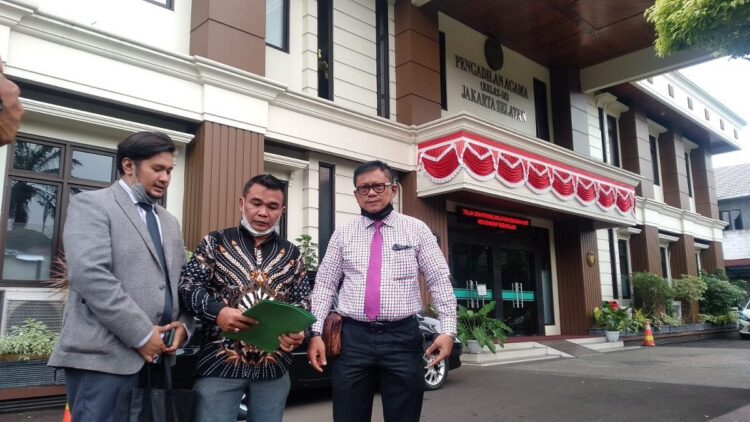Tim kuasa hukum Irfan Azwar, Seprayogi (tengah),  Ilham Muzaki (kanan), Suwirman (kiri). (IST)