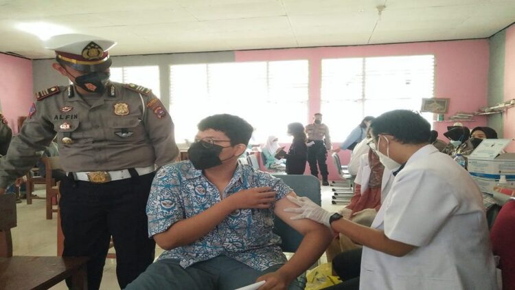 Kasat Lantas Polresta Padang AKP Alfin melihat langsung kegiatan vaksinasi Massal dalam memeriahkan Hari Jadi Lalu Lintas Bhayangkara ke 66. (IST)