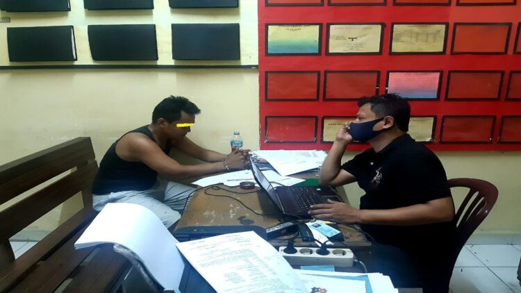 Menjambret di Padang, Adiak Ditangkap saat Tengah Tidur di Persembunyiannya di Lubuk Alung 1 Penyidik Unit Reskrim Polsek Koto Tangah menginterogasi pelaku penjambretan. (IST)