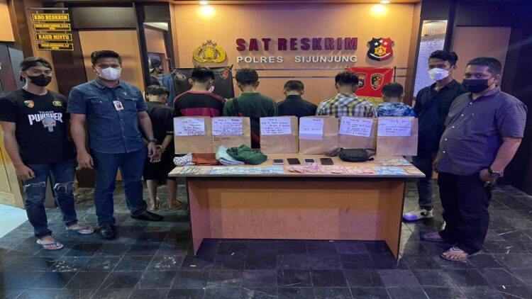 Terlibat Lima Kasus Pencurian, Warga Padang Ditangkap di Sijunjung 1 Heru bersama lima orang komplotannya bersama barang bukti kejahatan berakhir di penjara usai ditangkap Tim Opsnal Satreskrim Polres Sijunjung. (IST)