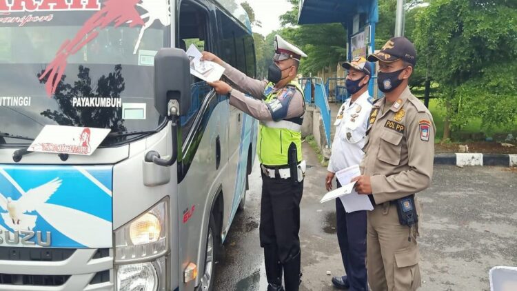 Balai Pengelola Transportasi Darat (BPTD) Wilayah III Provinsi Sumbar Kementerian Perhubungan dibantu Unit BM Satlantas Polresta Padang melakukan sosialisasi ke pengemudi bus. (IST)