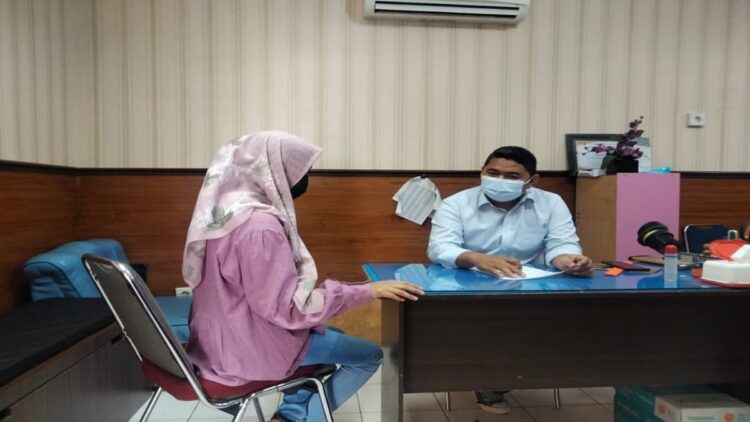 N saat membuat laporan polisi ke Polresta Padang kemarin. (IST)