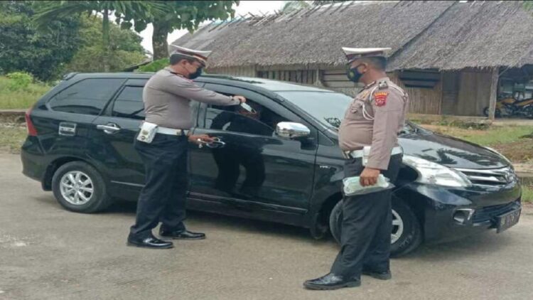 Kasat Lantas Polres Mentawai Iptu Roni S, memberikan masker kepada pengendara dalam Operasi Patuh Singgalang 2021. (IST)