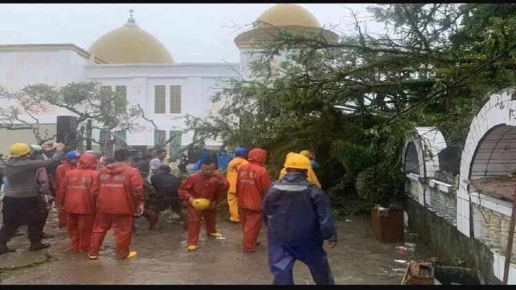 Hujan lebat disertai angin kencang membuat pohon tumbang di Komplek Makam Syekh Burhanuddin Ulakan, Kabupaten Padangpariaman. Akibat kejadian ini satu orang meninggal dunia. (IST)