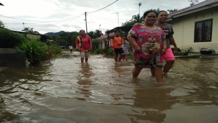 Jalan yang berada di Perumahan Abi Singgalang masih tergenang air. (IST)