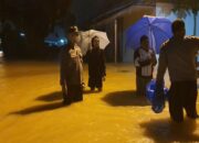 Banjir Rendam Sejumlah Perumahan di Koto Tangah, Kapolsek Bantu Evakuasi Warga dan Lansia