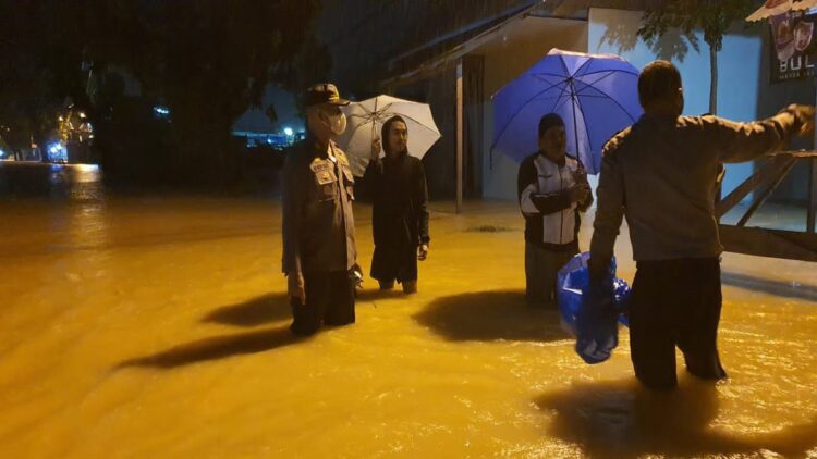 Banjir Rendam Sejumlah Perumahan di Koto Tangah, Kapolsek Bantu Evakuasi Warga dan Lansia 1 Kapolsek Koto Tangah AKP Afrino saat menemui warga di lokasi banjir. (IST)