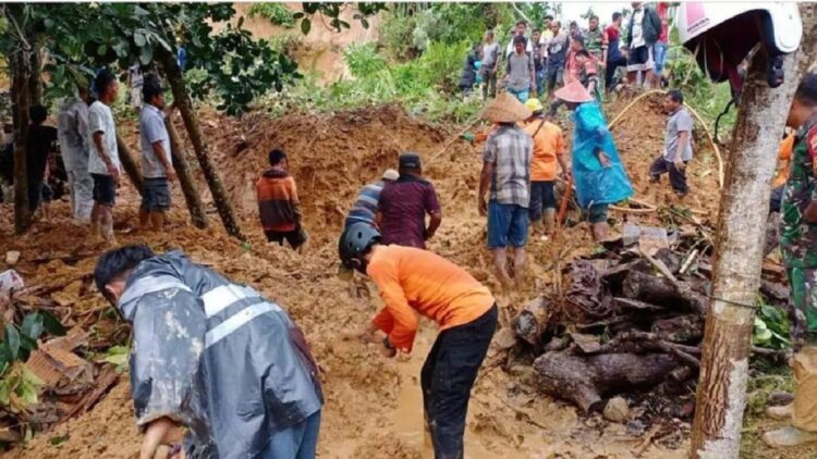 BPBD Padangpariaman bersama instansi terkait melakukan evakuasi di lokasi titik terjangan longsor di Kabupaten Padangpariaman. (IST)