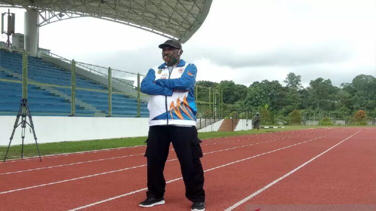 Pemegang Rekor Nasional Dasalomba Yulius Uwe bakal Bawa Api PON XX Papua 1 Pemegang rekor nasional Dasalomba Yulius Uwe dengan latar belakang Stadion Atletik Terbuka Mimika Sport Complex, tempat berlangsungnya pertandingan sejumlah nomor atletik PON XX Papua, 2-15 Oktober 2021. (ANTARA/Evarianus Supar)