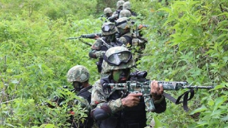 Prajurit TNI mencari korban hilang dalam penyerangan KKB. (net)