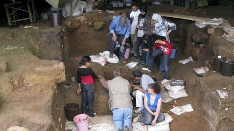 Sebuah penemuan baru di Maroko menemukan bukti yang menunjukkan kisaran waktu manusia mulai berpakaian. (REUTERS/Emily Yuko Hallett)