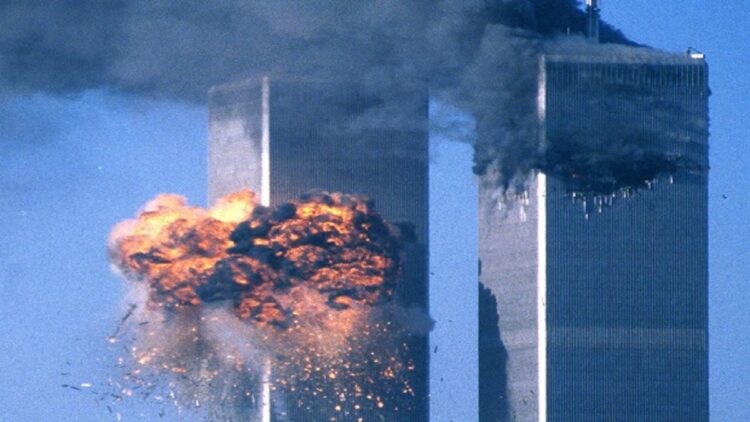 Menara Kembar World Trade Center, New York, Amerika Serikat, saat diserang pesawat United Airlines yang dibajak kelompok teroris 11 September 2001. (Foto/REUTERS/Sean Adair)