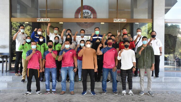 Para atlet binaan FKKSP Group yang berangkat ke PON Papua diabadikan dengan pengurus dan pelatih di Kantor Pusat PT Semen Padang, Rabu.